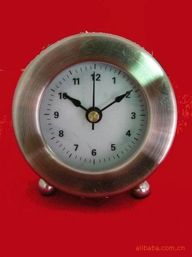 钟 礼品 产品型号:3002/3004金属闹钟 产品功能:带bb声闹铃 产品尺寸